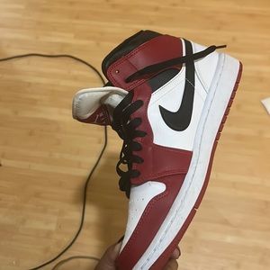 mid jordan 1s chicagos